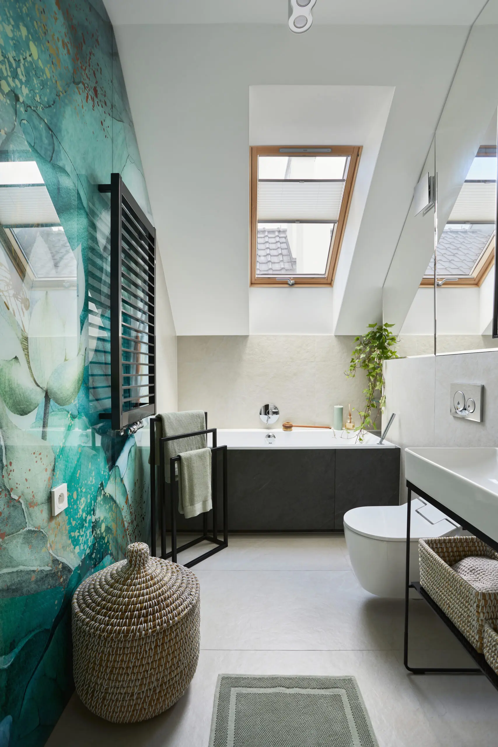 Stylish bathroom design with panels painted in green on the wall